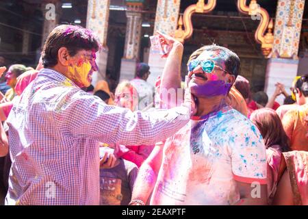 Jodhpur, rajastha, indien - 20. März 2020: indische Menschen feiern holi-Festival, Gesicht mit farbigen Pulver bedeckt. Stockfoto