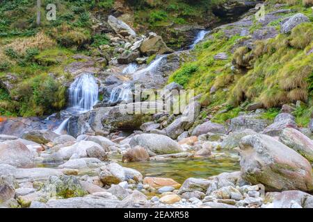 Sonogno La cascata della Froda Valle Verzasca,Tessin, Schweiz, Europa Stockfoto