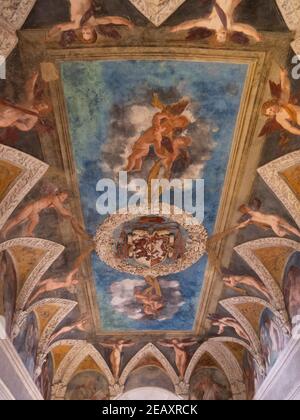 TRIENT, ITALIEN - 1. JUNI 2019: Nahaufnahme einer mit Fresken verzierten Decke im Schloss buonconsiglio Stockfoto