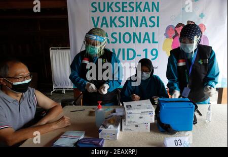 Bogor, Indonesien. Februar 2021, 11th. Ein Gesundheitshelfer impft am 11. Februar 2021 während einer Massenimpfung für medizinisches Personal und ältere Menschen in Bogor, West-Java. (Foto von Adrian/INA Photo Agency/Sipa USA) Quelle: SIPA USA/Alamy Live News Stockfoto