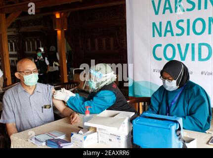 Bogor, Indonesien. Februar 2021, 11th. Ein Gesundheitshelfer impft am 11. Februar 2021 während einer Massenimpfung für medizinisches Personal und ältere Menschen in Bogor, West-Java. (Foto von Adrian/INA Photo Agency/Sipa USA) Quelle: SIPA USA/Alamy Live News Stockfoto