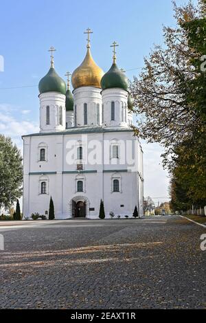 Orthodoxe Kirchen im historischen Teil der Stadt Kolomna. Herbst in der Altstadt in der Region Moskau. Stockfoto