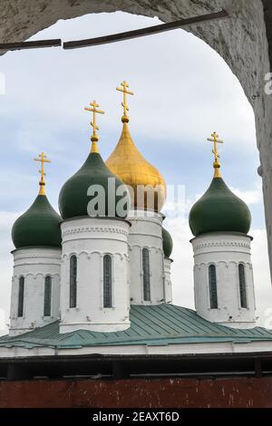 Orthodoxe Kirchen im historischen Teil der Stadt Kolomna. Herbst in der Altstadt in der Region Moskau. Stockfoto