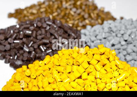 Kunststoffpellets auf dem Tisch im Labor. Polymerer Farbstoff. Farbstoff für Kunststoffe im Granulat. Stockfoto