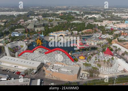 Eine Luftaufnahme von Disney California Adventure und Disneyland Park, Mittwoch, 10. Februar 2021, in Anaheim, Kalif. Stockfoto