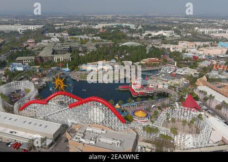 Eine Luftaufnahme von Disney California Adventure und Disneyland Park, Mittwoch, 10. Februar 2021, in Anaheim, Kalif. Stockfoto