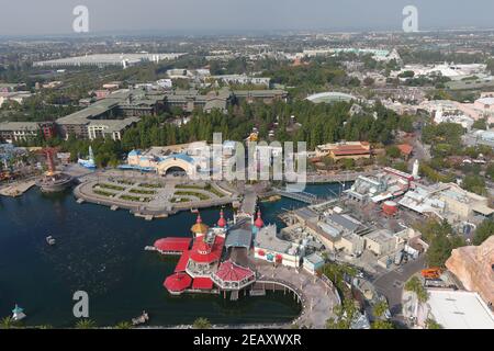 Eine Luftaufnahme von Disney California Adventure und Disneyland Park, Mittwoch, 10. Februar 2021, in Anaheim, Kalif. Stockfoto