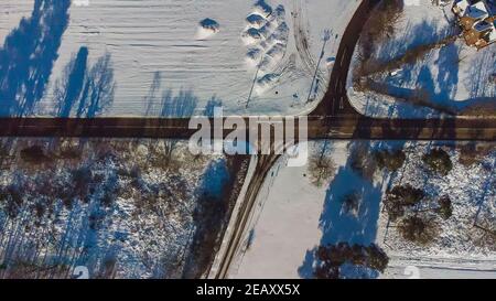 Eine Vogelperspektive auf die schneebedeckte Landschaft in einem ländlichen Teil von Suffolk, Großbritannien Stockfoto