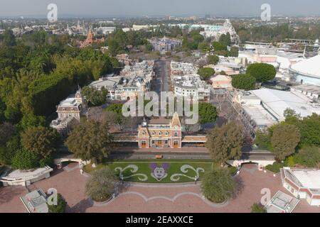 Eine Luftaufnahme der Main St. Bahnhof am Eingang zum Disneyland Park, Mittwoch, 10. Februar 2021, in Anaheim, Kalif. Stockfoto