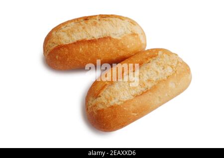 Zwei frische knusprige Mini-Baguettes isoliert auf weißem Untergrund. Kleine Baguette-Brötchen. Essen und Frühstück Hintergrund. Weltweites Hungerkonzept. Stockfoto