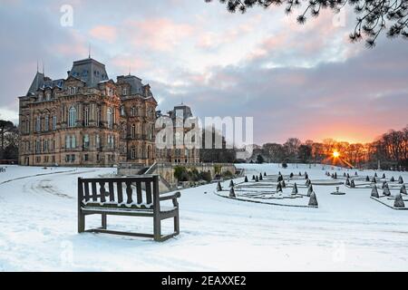 Bowes Museum, Barnard Castle, Teesdale, County Durham, Großbritannien. 11th. Februar 2021. Wetter in Großbritannien. Es gab einen wunderschönen Sonnenaufgang über den Gärten des Bowes Museums in Barnard Castle, nachdem die Temperaturen über Nacht in einigen Teilen Großbritanniens auf die niedrigsten seit 10 Jahren gesunken waren. Kredit: David Forster/Alamy Live Nachrichten Stockfoto
