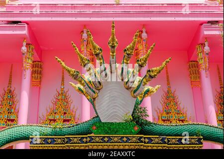 Bunte und komplizierte Details der Schlange-wie Statue ist allgemein gesehen In jedem Tempel in Thailand, um den Lord Buddha zu schützen Statue in der Kapelle Stockfoto