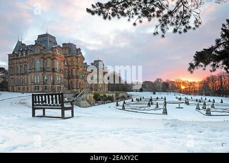 Bowes Museum, Barnard Castle, Teesdale, County Durham, Großbritannien. 11th. Februar 2021. Wetter in Großbritannien. Es gab einen wunderschönen Sonnenaufgang über den Gärten des Bowes Museums in Barnard Castle, nachdem die Temperaturen über Nacht in einigen Teilen Großbritanniens auf die niedrigsten seit 10 Jahren gesunken waren. Kredit: David Forster/Alamy Live Nachrichten Stockfoto