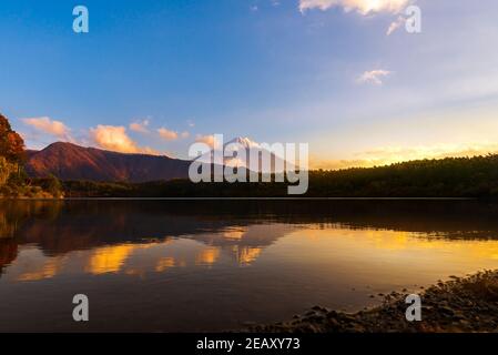 Schöne Dämmerung Landschaft des Saiko-Sees und des Berges Fuji während Herbst in Japan Stockfoto