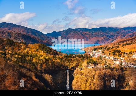 Schöne Landschaft des Sees Chuzenji und Kegon Fall mit Bergen Hintergrund in Japan im Herbst Stockfoto