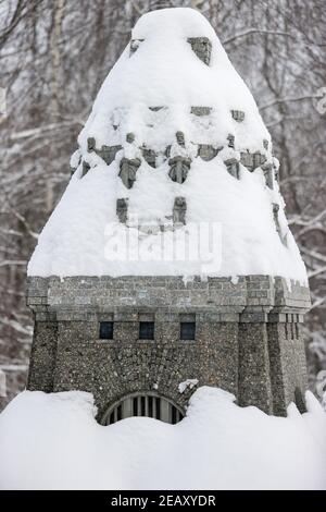 09. Februar 2021, Sachsen, Lichtenstein/Sachsen: Das Völkerschlachtdenkmal steht in der Miniworld schneebedeckt. Um Schäden im Winter zu vermeiden, sind ein Teil der Denkmäler eingeschlossen. Die anderen werden regelmäßig kontrolliert und von Schnee befreit. Die Schneelast und vor allem der Wechsel zwischen Tauwetter und Frost ist ein Problem. Wasser dringt zwischen die filigranen Steine ein und bläst sie ab. Im Vergnügungspark befinden sich über 100 weltberühmte Denkmäler im Maßstab 1:25. Fast 2 Millionen Menschen haben die Mini-Welt bereits besucht. Foto: Jan Woitas/dpa-Zentralbild/ZB Stockfoto