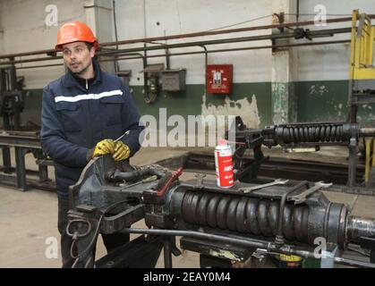 Non Exclusive: DNIPRO, UKRAINE - 10. FEBRUAR 2021 - ein Mitarbeiter ist bei der Arbeit in der Metro-Bahn-Werkstatt in Dnipro, Zentralukraine gesehen. Stockfoto