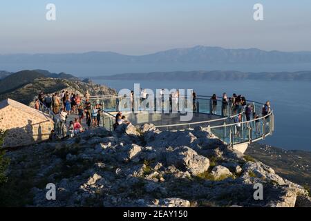 Touristen wandern auf der berühmten Attraktion "Skywalk" im Naturpark Biokovo, Makarska, Kroatien - Panoramablick auf die Adria und die Inseln Stockfoto