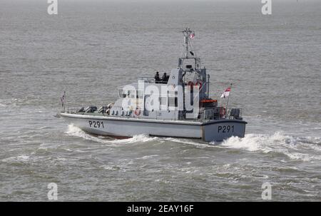 Der Royal Navy Fast Training Boat HMS PUNCHER abgebildet in Der Solent Stockfoto