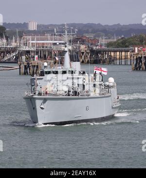 Der Royal Navy Hunt Class Mine Counter misst Schiff HMS MIDDLETON legt zum ersten Mal auf See nach einem Größere Umrüstung im Marinestützpunkt Stockfoto