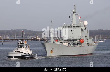 Die Royal Navy Ozeanbegutachter HMS SCOTT setzt Segel. Das Plymouth-basierte Schiff verbrachte 19 Tage neben dem Marinestützpunkt Stockfoto