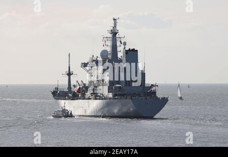 Die Royal Navy Ozeanvermessungsschiff HMS SCOTT verlässt den Hafen Und geht nach einem 19-tägigen Besuch ins Solent Zum Marinestützpunkt Stockfoto