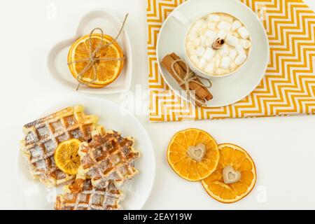 Frühes Frühstück Kaffee mit Marshmallows und einem Stock Zimt Und belgische Waffeln Stockfoto