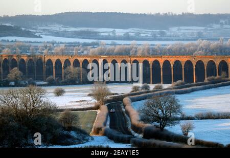 Seaton, Rutland, Großbritannien. 11th. Februar 2021. Wetter in Großbritannien. Ein Auto nähert sich dem Viadukt von Welland Valley, als die Temperatur in Großbritannien auf den niedrigsten Stand seit einem Jahrzehnt gesunken ist. Credit Darren Staples/Alamy Live News. Stockfoto