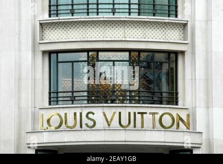 Datei Foto vom Juni 2011 des Louis Vuitton Flagship Stores auf den Champs Elysees in Paris, Frankreich. Vendome verkaufte einen Teil der Markenrechte seines Namens an Louis Vuitton. 2018, kurz nach der Bekanntgabe der Flaggschiff-Marke der LVMH-Gruppe von ihrer Absicht, eine Lederwarenwerkstatt in dieser kleinen Stadt Loir-et-Cher, weniger als 200 Kilometer südlich von Paris, Frankreich, einzurichten, Die Gemeinde verkaufte die Marke Vendome für 10.000 Euro für ihre Lederprodukte. Es tat es wieder zu Beginn des Jahres, die Abtretung ihrer Marke für den gleichen Betrag, dieses Mal für Schmuck-Produkte. Foto von Stockfoto