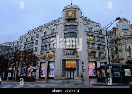 Datei Foto vom 30. Oktober 2020 des Louis Vuitton (LVMH) Flagship Stores auf den Champs Elysees in Paris, Frankreich. Vendome verkaufte einen Teil der Markenrechte seines Namens an Louis Vuitton. 2018, kurz nach der Bekanntgabe der Flaggschiff-Marke der LVMH-Gruppe von ihrer Absicht, eine Lederwarenwerkstatt in dieser kleinen Stadt Loir-et-Cher, weniger als 200 Kilometer südlich von Paris, Frankreich, einzurichten, Die Gemeinde verkaufte die Marke Vendome für 10.000 Euro für ihre Lederprodukte. Es tat es wieder zu Beginn des Jahres, Abtretung ihrer Marke für den gleichen Betrag, dieses Mal für Schmuck produ Stockfoto