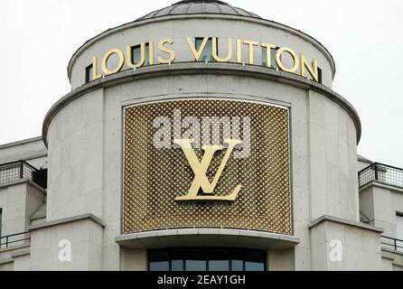 Datei Foto vom Juni 2011 des Louis Vuitton Flagship Stores auf den Champs Elysees in Paris, Frankreich. Vendome verkaufte einen Teil der Markenrechte seines Namens an Louis Vuitton. 2018, kurz nach der Bekanntgabe der Flaggschiff-Marke der LVMH-Gruppe von ihrer Absicht, eine Lederwarenwerkstatt in dieser kleinen Stadt Loir-et-Cher, weniger als 200 Kilometer südlich von Paris, Frankreich, einzurichten, Die Gemeinde verkaufte die Marke Vendome für 10.000 Euro für ihre Lederprodukte. Es tat es wieder zu Beginn des Jahres, die Abtretung ihrer Marke für den gleichen Betrag, dieses Mal für Schmuck-Produkte. Foto von Stockfoto