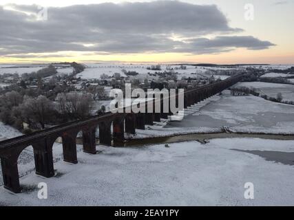 Seaton, Rutland, Großbritannien. 11th. Februar 2021. Wetter in Großbritannien. Die Sonne geht hinter dem Viadukt des Welland Valley auf, als die Temperatur in Großbritannien auf den niedrigsten Stand seit einem Jahrzehnt gesunken ist. Credit Darren Staples/Alamy Live News. Stockfoto