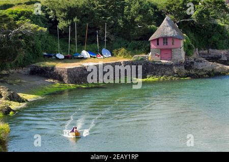 Reetgedeckte Bootshaus in der Avon Mündung, Devon. Leuchtend rosa Farbe auf einem historischen Bootshaus am Fluss Avon in der Nähe von Bantham Beach. Stockfoto