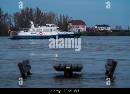 Hochwasser am Rhein, Niederrhein, hier bei Xanten, Höhe Bislicher Insel, Patrouillenboot der Wasserpolizei, Xanten, NRW, Deutschland, Stockfoto