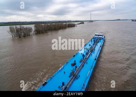 Hochwasser am Rhein, überflutete Rheinwiesen, Felder, Frachtschiff, eingeschränkter Betrieb für die Binnenschifffahrt, Niederrhein, hier bei Emmerich, NRW, Stockfoto