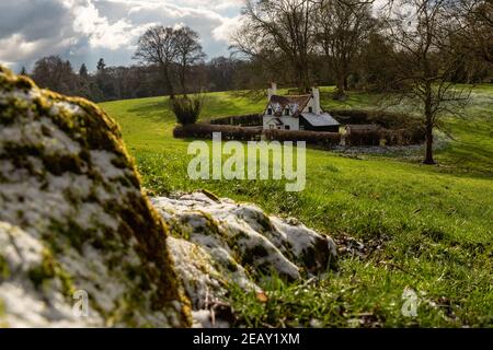 Winterlandschaft mit altem englischen Häuschen in den Chiltern Hills, England Stockfoto