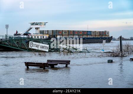 Hochwasser am Rhein, überflutetes Rheinufer, alte Fähranlegestelle, Rheinwiesen, bei Xanten, Bislicher Insel, Niederrhein, NRW, Deutschland, Stockfoto