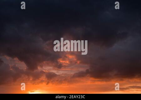 Stürmischer Tag mit bewölktem und hellen bunten Himmel und dramatisch Gesättigte Wolken Stockfoto
