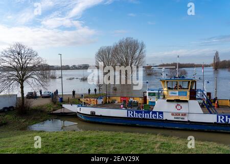 Rheinflut, Rheinfähre Walsum, musste den Betrieb einstellen, läuft auf dem Rhein zwischen Duisburg-Walsum und dem Dorf Orsoy am Niederrhein, Duisbur Stockfoto