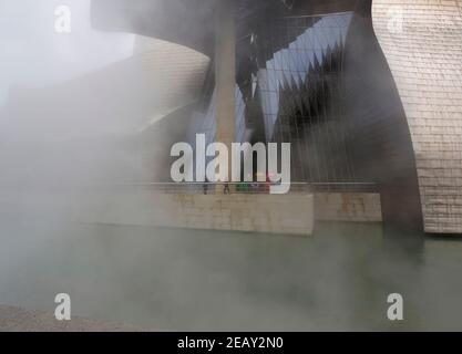 Der Nebel, der von der Nebelskulptur von Fujiko Nakaya erzeugt wird, verbirgt die Details des Guggenheim Museums in Bilbao, Spanien. Stockfoto