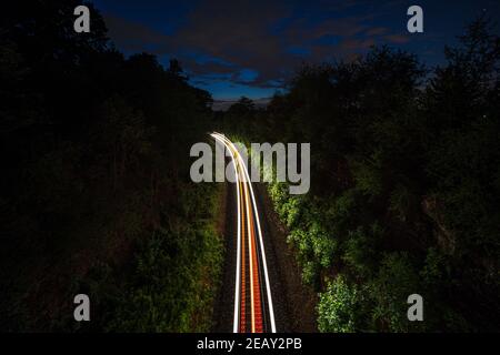 Leichte Spuren einer Eisenbahn in der Nacht Stockfoto