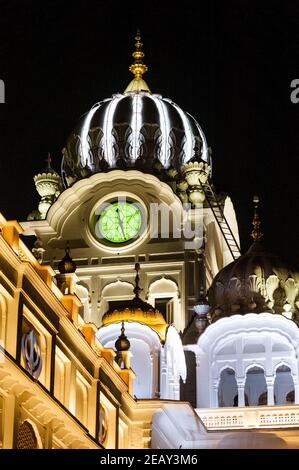 Die Außenfassade des Goldenen Tempel von Amritsar bei Nacht beleuchtet, dem heiligsten Gurdwara und Wallfahrtsort des Sikhismus, Amritsar, Punjab, Indien Stockfoto