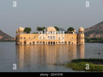 JAL Mahal Wasser königlichen Palast Jaipur Rajasthan bei Sonnenuntergang mit lebhaften launischen Himmel und landschaftlich reizvolle. Stockfoto