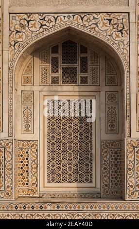 Das Itmad-ud-Daulah-Grab ist eines der beeindruckendsten architektonischen Wunder der Stadt Agra. Für diese Tatsache ist es als das Baby Taj Mahal bekannt Stockfoto