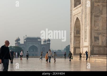 Taj Mahal bei Sonnenaufgang UNESCO-Weltkulturerbe Agra Uttar Pradesh Indien Asien. Krone des Palastes ist ein elfenbeinweißes Marmor-Mausoleum Stockfoto