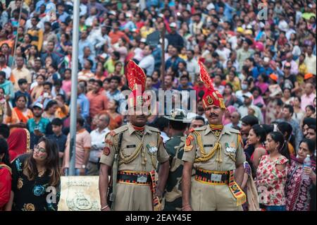 An der indisch-pakistanischen Grenze in Wagah findet allabendlich auf beiden Seiten eine Militärparade der Grenzsoldaten statt, zu der auch die Flaggenparade gehört Stockfoto