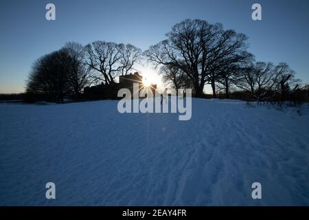 Edinburgh, Schottland. Großbritannien, 11th. Februar 2021. Craigmillar Park in Edinburgh. Im Bild: Craigmillar Castle Silhouette. Quelle: Pako Mera/Alamy Live News Stockfoto