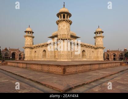 Das Itmad-ud-Daulah-Grab ist eines der beeindruckendsten architektonischen Wunder der Stadt Agra. Für diese Tatsache ist es als das Baby Taj Mahal bekannt Stockfoto