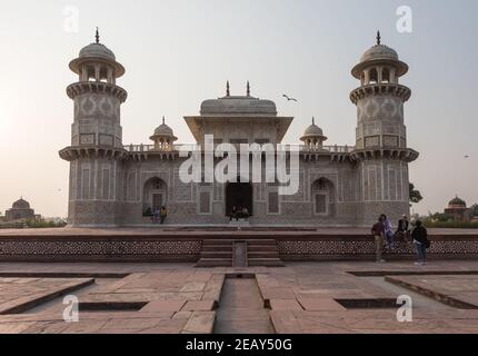 Das Itmad-ud-Daulah-Grab ist eines der beeindruckendsten architektonischen Wunder der Stadt Agra. Für diese Tatsache ist es als das Baby Taj Mahal bekannt Stockfoto