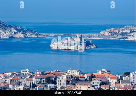 Das Schloss von If. - in der Mitte der Bucht von Marseille, einer Insel, auf der das Château d'If, ein ehemaliges königliches Gefängnis, errichtet wird. Stockfoto